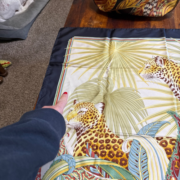 Salvatore Ferragamo Shoulder Bag Jungle Print and Matching Silk Scarf - Picture 4 of 8